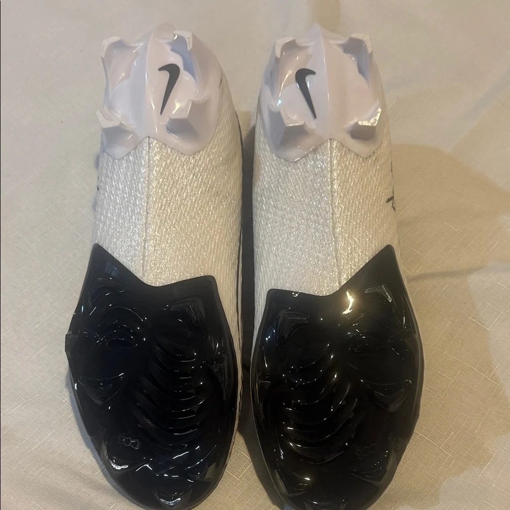 Nike Black and White Athletic Shoes - Picture 9 of 10